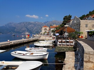 Sticker - Perast, les îlots de Notre-Dame des récifs et Monastère Saint-Georges, Monténégro	
