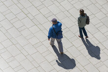 Ein Paar Beim Spaziergang Durch Die Innenstadt Von Magdeburg In Deutschland Von Oben Gesehen
