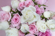 Rosas cenitales sobre fondo rosa para día de las madres 