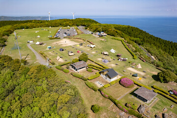 山口県の千畳敷と風力発電の風車のドローン空撮