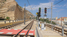 Railes Y Señales Indicadoras De Tranvías De Cercanías En Alicante Cerca Del Mar En Un Día Soleado Y De Cielo Despejado