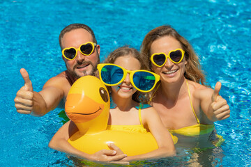 Canvas Print - Happy family in outdoor pool