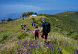 Sizilien: Wanderung auf den Berg Monte Saraceno auf Vulcano mit Blick auf blühende Frühlingswiesen und das Meer