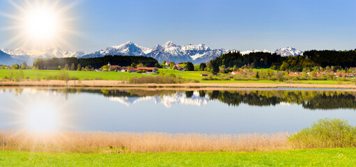 Wall Mural - Panorama Landschaft in Bayern im Allgäu mit den Bergen im Hintergrund