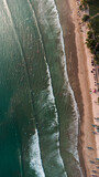 Fototapeta Fototapety z morzem do Twojej sypialni - Surferzy w oceanie z deskami, widok z drona.