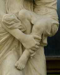 Sticker - Vertical shot of beautiful white marble sculpture details in Glasgow, Scotland