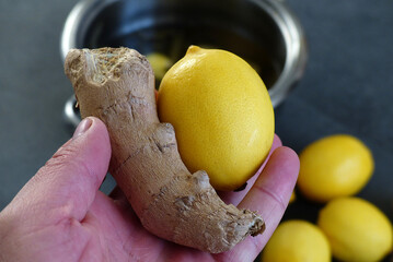 Canvas Print - Hand holding ginger and lemon for flu