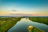 Fototapeta Fototapety na ścianę - Wisła, największa polska rzeka. Widok z drona w okolicach Warszawy. Piękna rzeka i dzikie brzegi są wielką atrakcją i siedliskiem wielu gatunków zwierząt.