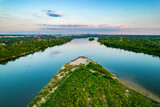 Fototapeta Miasto - Wisła, największa polska rzeka. Widok z drona w okolicach Warszawy. Piękna rzeka i dzikie brzegi są wielką atrakcją i siedliskiem wielu gatunków zwierząt.