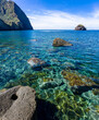 Sizilien, Liparische Inseln: Der kleine Strand mit Felsen und türkis-blauem Wasser von Pollara
