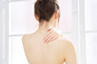 © siro46 - 女性　ボディケア　背中　肩　リビング