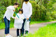 ゴミ拾いをする親子　環境保護　リサイクル　清掃活動　美化運動