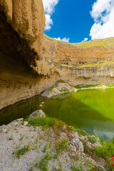 Çıralı Obruğu is in Akviran Plateau in the northwest of Yenikent Subdistrict in Karapınar district of Konya. The edges of this lake within the limestone layer, which is approximately 250 m in diameter