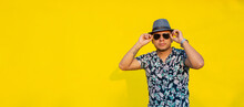 Retrato De Hombre Latino En Fondo Amarillo Casual Hablando Por Celular 