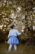 Dziewczynka zaciekawiona wiosennym drzewem