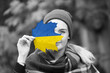 Eine junge Frau mit Flagge von Ukraine