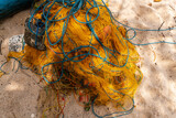Sieć rybacka, kolorowe liny na plaży, łowienie ryb.