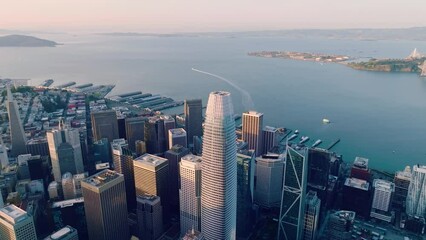Fototapete - San Francisco skyline aerial cityscape orbit flythrough over skyscrapers, California, USA