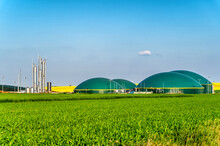 Moderne Biogasanlage Zwischen Mehreren Feldern In Ländlicher Region