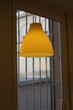 Schöne gelbe Deckenlampe vor vergittertem Fenster in einem alten Laden mit Hinterhof im Stadtteil Sachsenhausen in Frankfurt am Main in Hessen