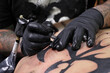 © Sergio Gómez Tagle - Tatuador en sesión de tatuaje tatuando un tatuaje a una persona