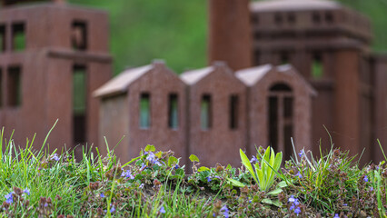 Wall Mural - Die Miniatur eines Zechengeländes als Hintergrund der Blumen!