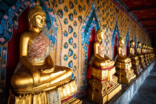 Budas Dorados Y Coloridos En Templo Wat Pho, Bangkok, Tailandia
