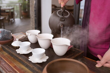 台湾・九份の茶藝館　やかんから茶器にお湯を注ぐ女性　Chinese Tea Ceremony At Traditional Tea House In Jiufen, Taiwan