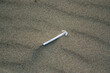 Plastikowe odpadki słomka pozostawiona na plaży.	
