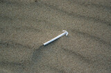 Fototapeta  - Plastikowe odpadki słomka pozostawiona na plaży.	
