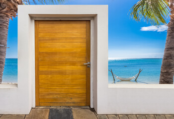 Wall Mural - Porte fermée sur plage paradisiaque 