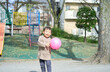 © siro46 - 幼児　女の子　ボールで遊ぶ　公園