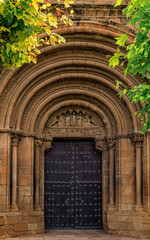 Canvas Print - Romanesque portal decorated with carvings of the saints on the archivolt of Iglesia De San Pedro, or Saint Peter s, Apostle of Olite church in Spain