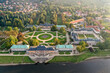 Schloss und barocken Schlossgarten mit Springbrunnen und Pavillon, Blick von der Elbe auf die Weinberge bei Dresden, Pillnitz, Sachsen, Deutschland