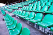 krzesła na stadionie sportowym w kolorze zielonym pod kątem