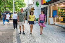 Família Feliz Caminhando Em Calçada De Lojas