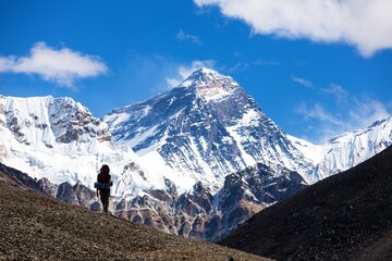 Canvas Print - Mount Everest seen from Gokyo valley with tourist