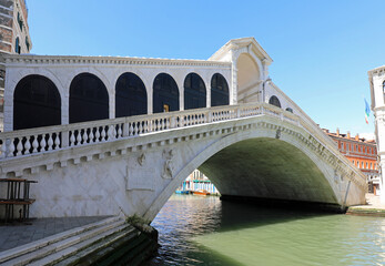 Wall Mural - VENICE ITALY Rialto bridge amazingly without people during the lockdown that kept tourists at home and the Grand Canal without boats