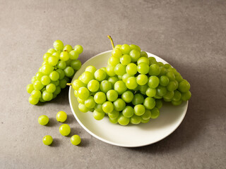 Wall Mural - green grapes on a plate 