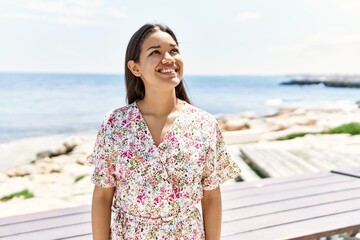 Canvas Print - Young latin woman smiling confident standing at seaside