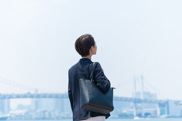 Poster - 遠くを見つめる日本人女性