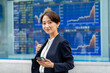 カメラ目線で株価を気にする日本人女性