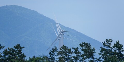  きれいに並んだ風車の情景＠福井