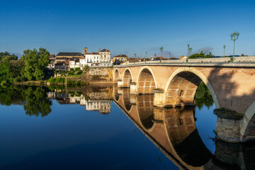 Canvas Print - view of the Dordogne River and old stone bridge leading to Bergerac