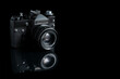 Analogowy aparat fotograficzny z wbudowanym światłomierzem selenowym. Klasyczna forma, piękny desing