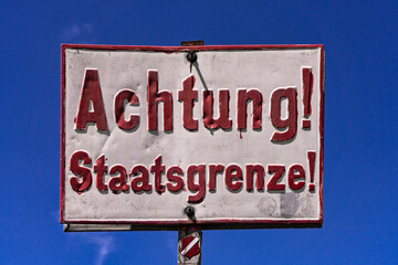 Wall Mural - Achtung Staatsgrenze