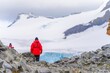 Antarktis Expeditionsteilnehmer schauen auf die raue Natur, Eis Gletscher und Felsformationen bei Half Moon Island  (Punta Pallero) auf den Süd-Shettland-Inseln vor der Antarktis 