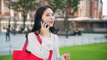 Poster - 屋外でスマホを使って通話する女性