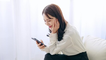 Poster - 部屋でスマホを使う女性