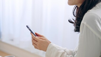Poster - 部屋でスマホを使う女性